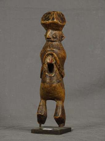 Statuette votive en bois dur, vaguement janiforme.