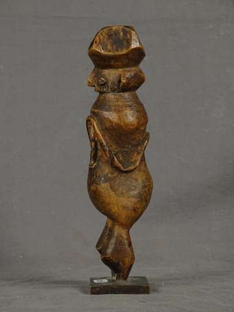 Statuette votive en bois dur, vaguement janiforme.