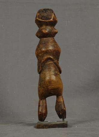 Statuette votive en bois dur, vaguement janiforme.