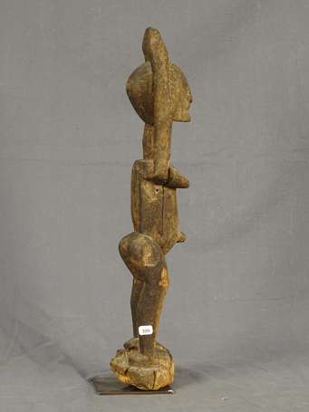 Exceptionnelle et ancienne statuette en bois dur 