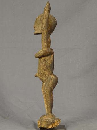 Exceptionnelle et ancienne statuette en bois dur 