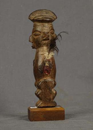 Ancien petit fétiche janiforme en bois dur à la 