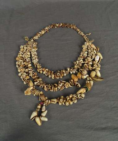 Collier de chamane en coquillages et objets divers