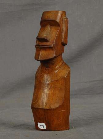 Modèle réduit de Moaï en bois rouge 1960. H 22 cm.