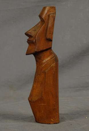 Modèle réduit de Moaï en bois rouge 1960. H 22 cm.