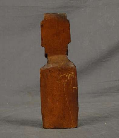 Modèle réduit de Moaï en bois rouge 1960. H 22 cm.