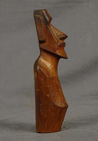 Modèle réduit de Moaï en bois rouge 1960. H 22 cm.