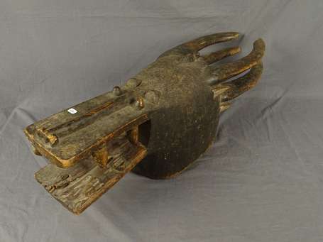 Très ancien masque heaume en bois dur à la patine 