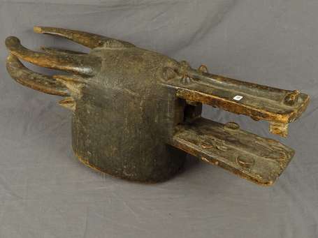 Très ancien masque heaume en bois dur à la patine 