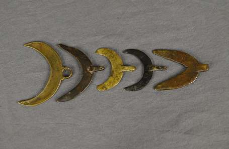 Cinq anciens pendentifs en bronze à cire perdue en