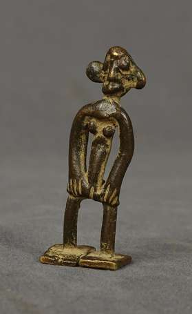 Ancien et intéressant personnage féminin en bronze