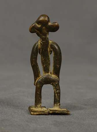 Ancien et intéressant personnage féminin en bronze