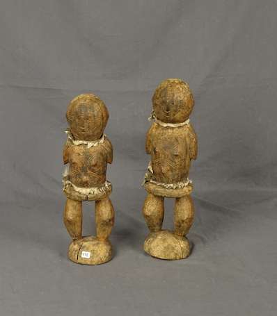 Grand couple de fétiches en bois dur à la 