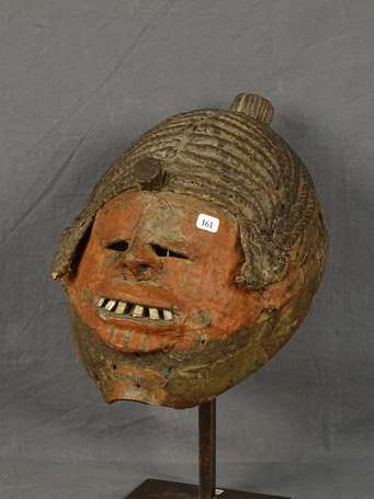 Ancien curieux et rare masque heaume sculpté dans 