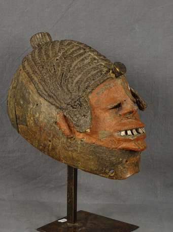 Ancien curieux et rare masque heaume sculpté dans 