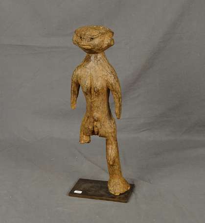 Statuette ancienne unijambiste en bois dur. Patine