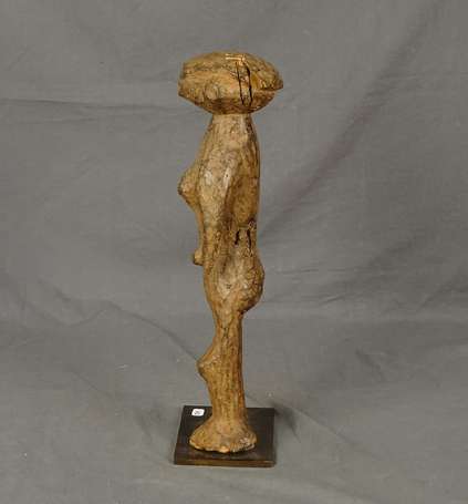 Statuette ancienne unijambiste en bois dur. Patine