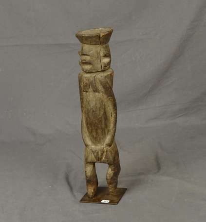 Ancienne sculpture rituelle féminine en bois dur à