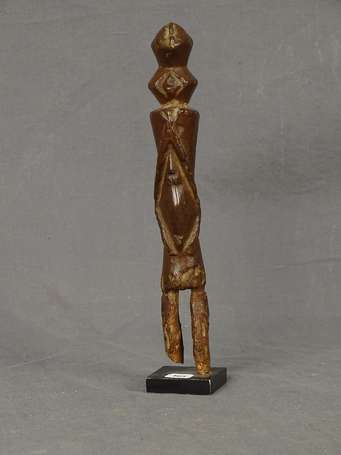 Ancienne statuette votive en bois dur représentant