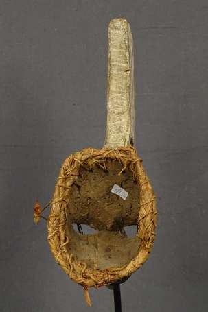 Ancien masque de danse en bois mi-dur au visage 