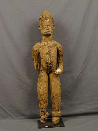 Ancienne statuette de sanctuaire en bois dur 