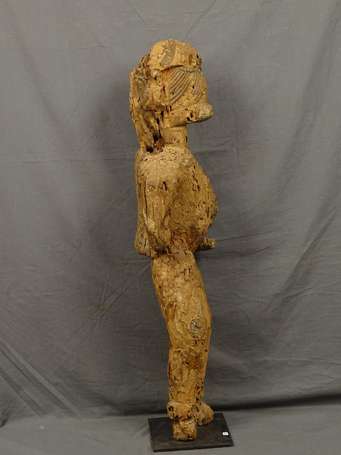 Ancienne statuette de sanctuaire en bois dur 