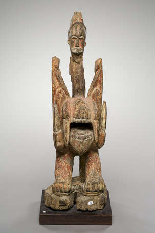 Ancienne et majestueuse figure votive en bois dur 