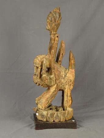 Ancienne et majestueuse figure votive en bois dur 