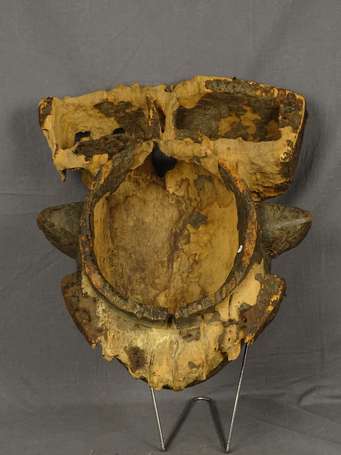 Ancien masque de danse en bois dur représentant le