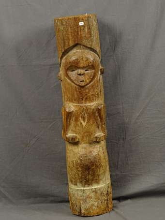 Ancien poteau rituel de case 'Ebandza' en bois dur