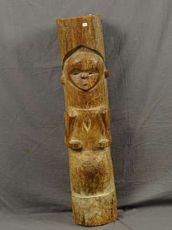 Ancien poteau rituel de case 'Ebandza' en bois dur