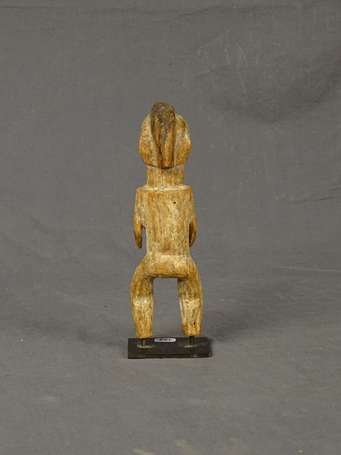 Très jolie et ancienne petite statuette en bois 