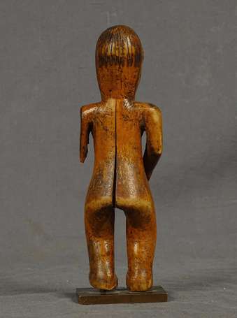 Ancienne statuette en bois dur à patine miel. Il 