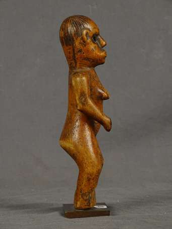 Ancienne statuette en bois dur à patine miel. Il 