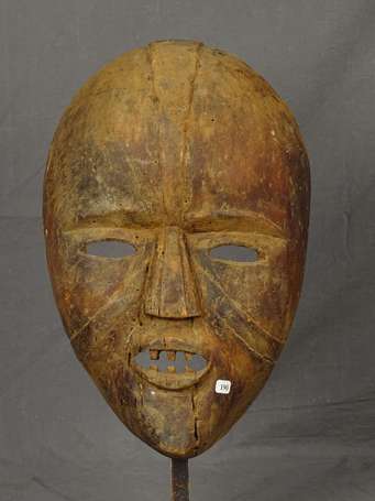 ancien masque de danse en bois dur. Le visage 