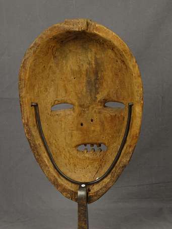 ancien masque de danse en bois dur. Le visage 