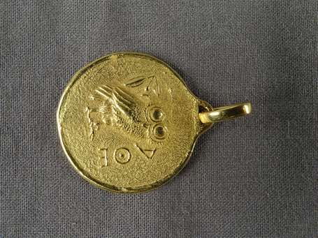 Médaille en or jaune amati 18K (750°/00) à motif 