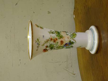 Vase cornet en opaline décor floral