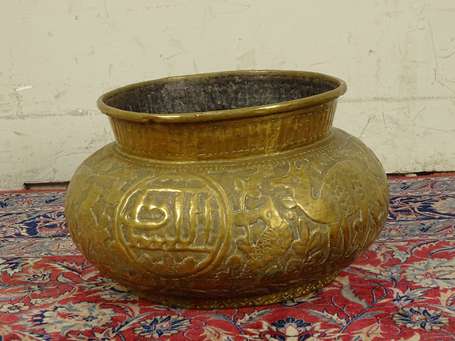 PERSE - Cache-pot en cuivre à décor repoussé et 