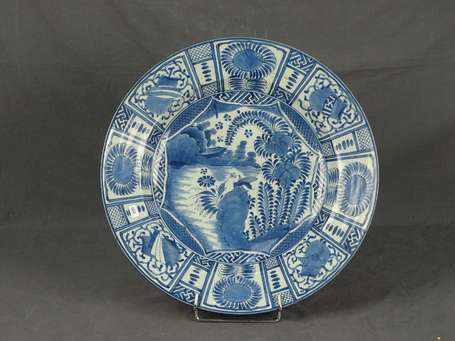 CHINE - Important plat circulaire en porcelaine, 