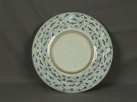 CHINE - Important plat circulaire en porcelaine, 