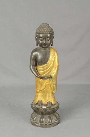 CHINE - Bouddha debout en bronze sur un socle 