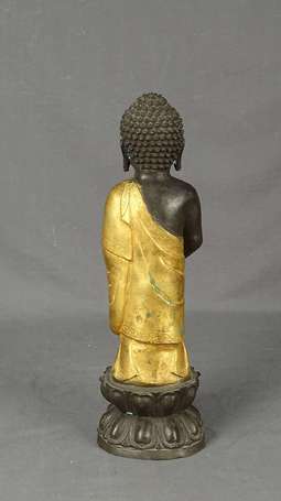 CHINE - Bouddha debout en bronze sur un socle 