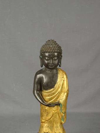 CHINE - Bouddha debout en bronze sur un socle 