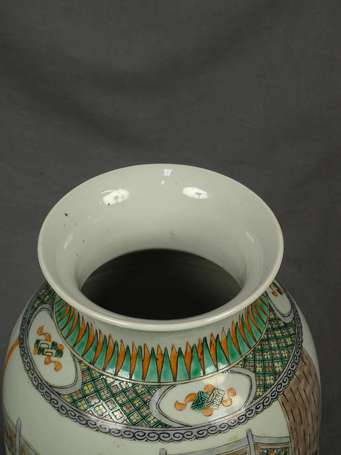 CHINE - Grand vase en porcelaine à décor de 