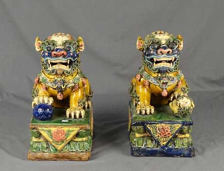 CHINE DU SUD - Paire de chiens de Fô en céramique,