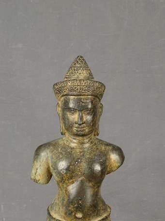 CAMBODGE - Divinité khmère en fer. H. 46 cm, L. 14