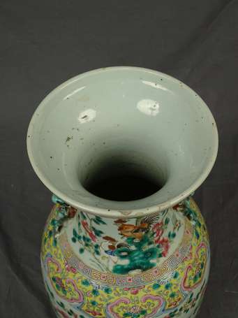 CANTON - Vase en porcelaine à décor de coqs, de 
