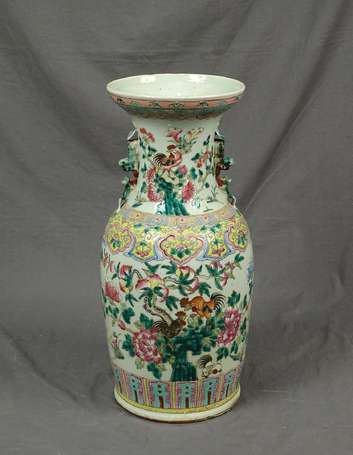 CANTON - Vase en porcelaine à décor de coqs, de 
