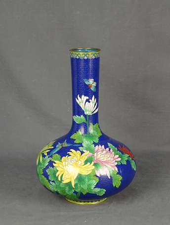 CHINE - Vase balustre à haut col en cloisonné à 